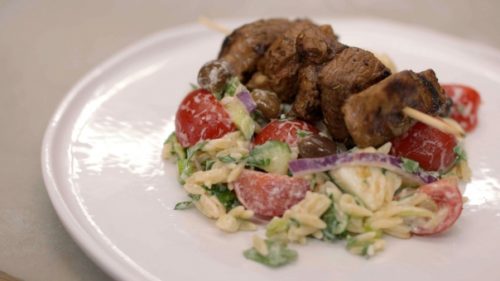 Souvlaki van kip met groenten en Griekse pasta